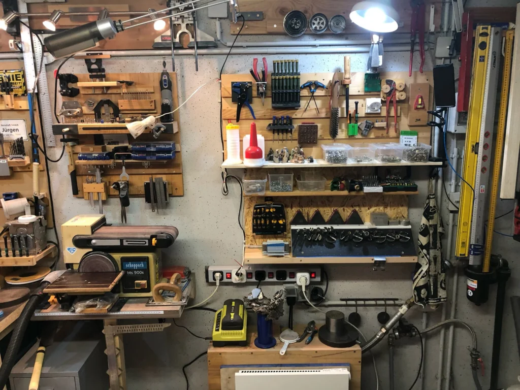 Werkstattbild mit verschiedenen Arbeiten